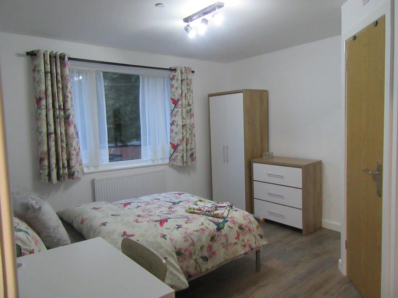 Photo 1: Large Double en-suite studio