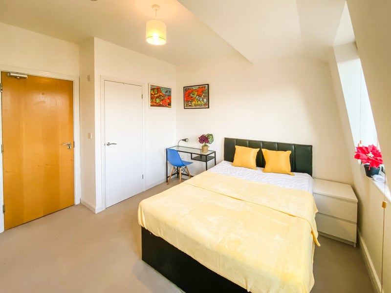 Photo 1: Top floor £1035