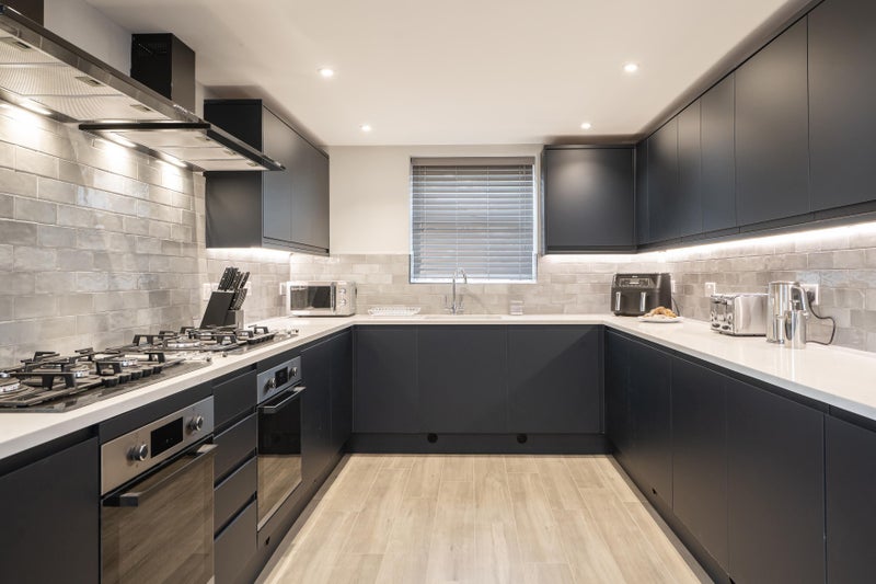 Photo 1: Well equipped kitchen