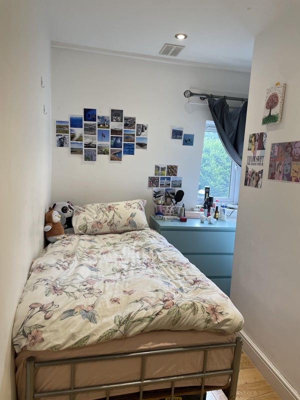 Photo 1: Bedroom (bed and side drawers)