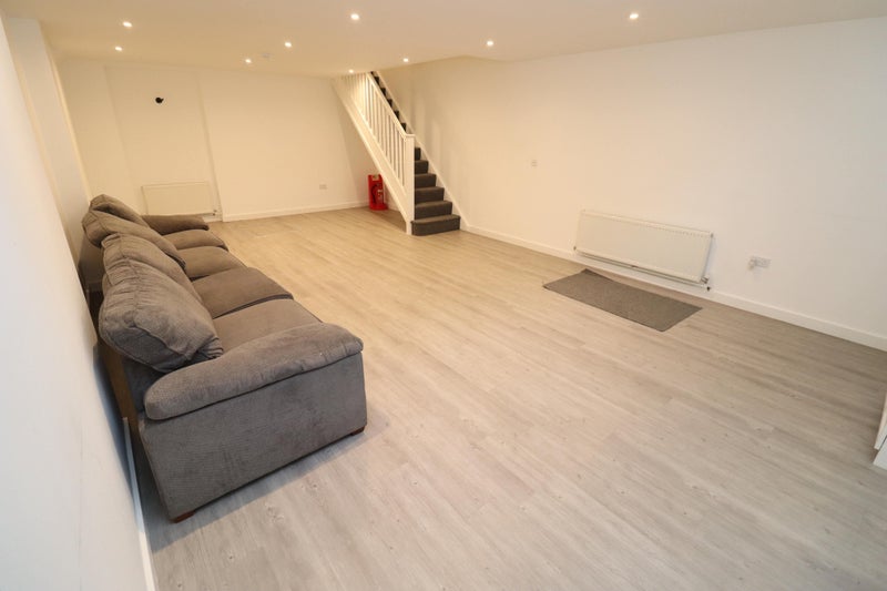 Photo 1: Living room 