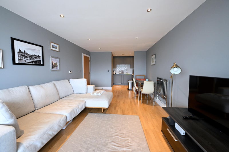 Photo 1: Spacious living area