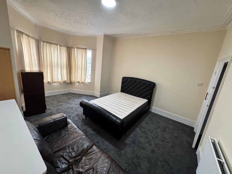Photo 1: Room 1