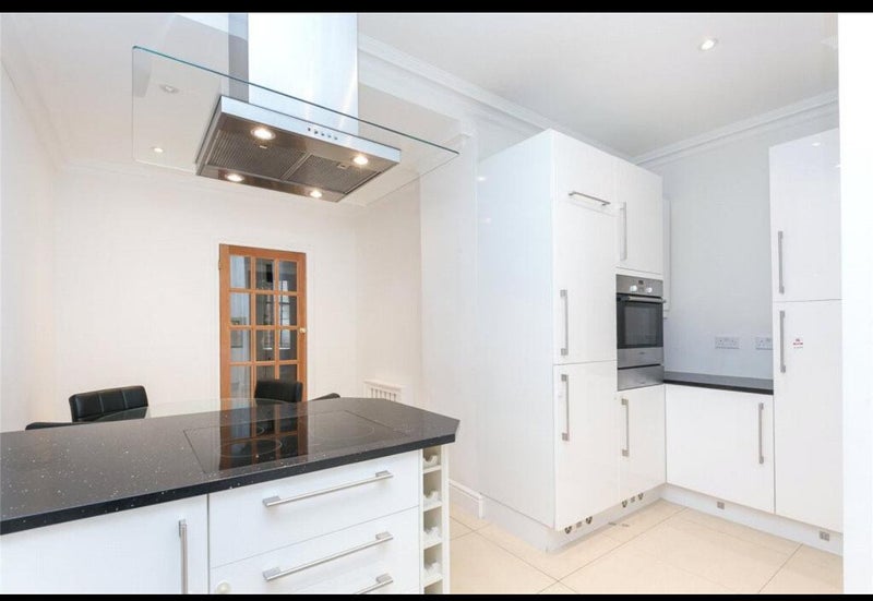 Photo 1: Spacious and modern Kitchen