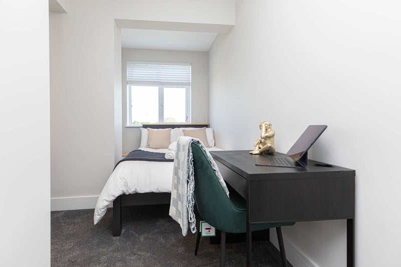 Photo 1: Bedroom 5