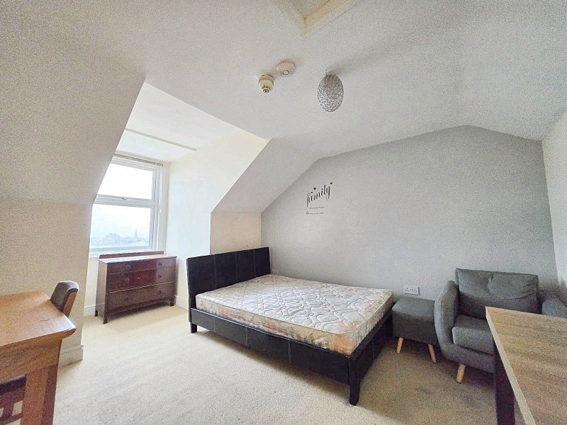 Photo 1: Last room available (a lot of storage)