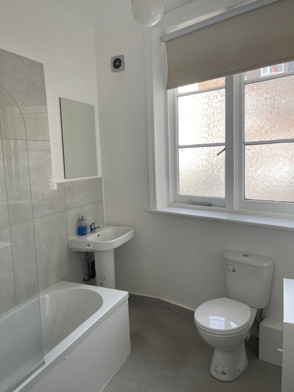 Photo 1: Shared Bathroom with 1 tenant