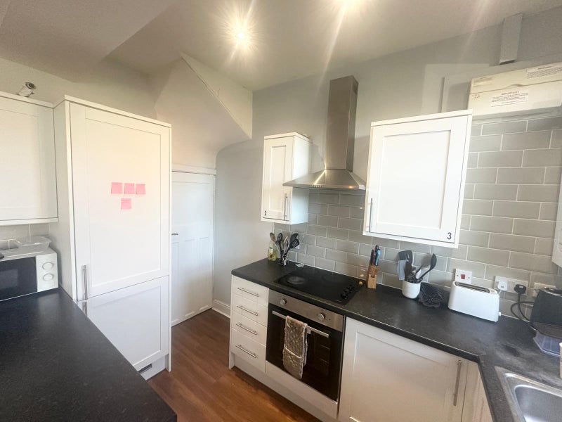 Photo 1: Kitchen/Lounge