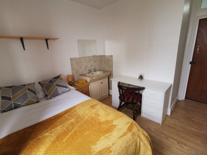 Photo 2: Double Room 2 - £155PW/£672PCM