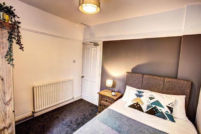 Photo 1: room 1