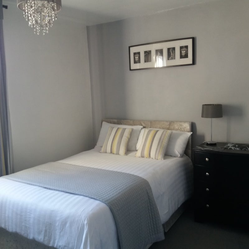 Photo 1: Double bedroom