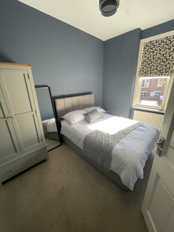 Photo 1: Room for Rent