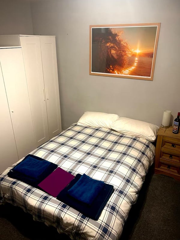 Photo 1: Bedroom