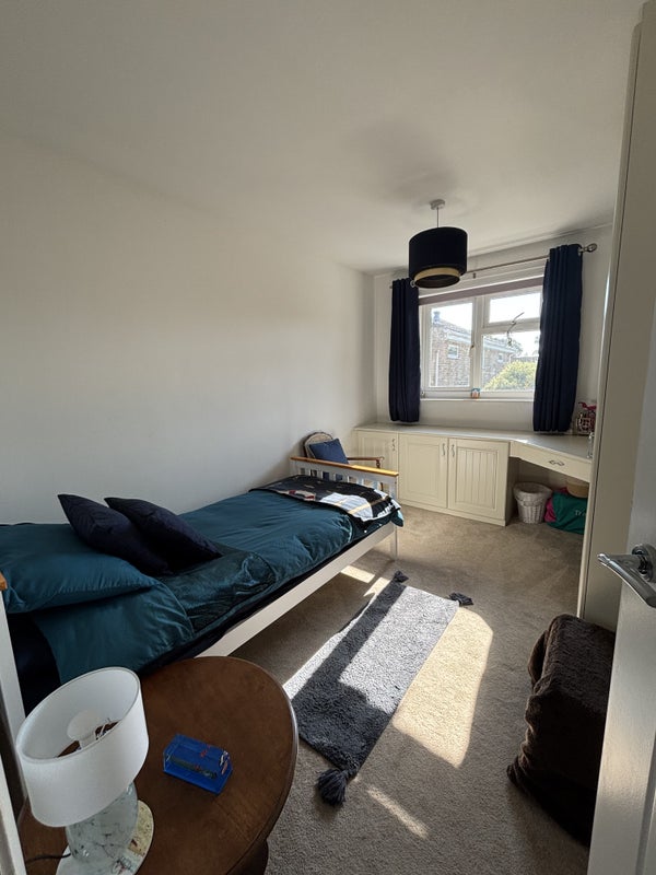 Photo 1: Comfortable single bedroom. 