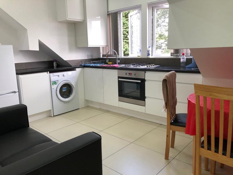 Photo 1: Spacious kitchen with all appliances / Sofa / Table / Chair