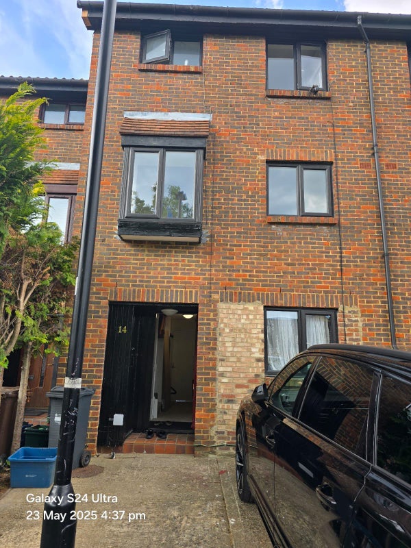 Photo 1: Front of  the  House