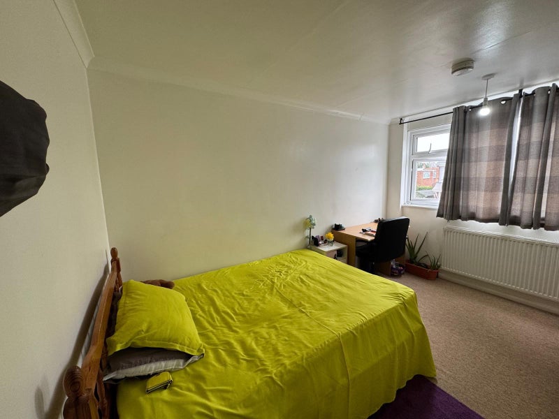 Photo 1: Upstairs double bedroom