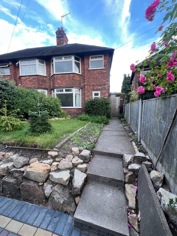 Photo 1: Front garden 