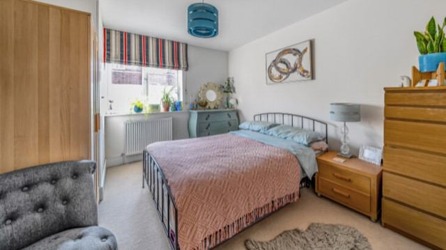 Photo 1: Double bedroom 