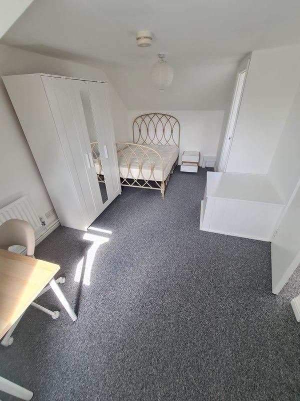 Photo 1: SF - En-suite King Size Bedroom 4 ( Available June 20)