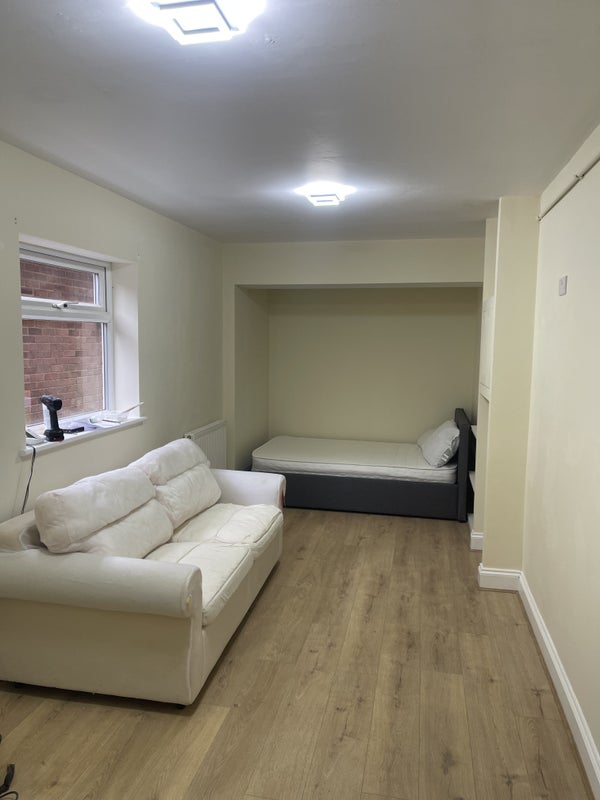 Photo 1: Room to let new bed & sofa bed 