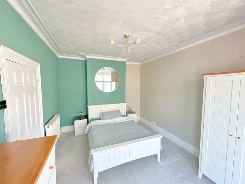 Photo 1: Room 1 (Taken)