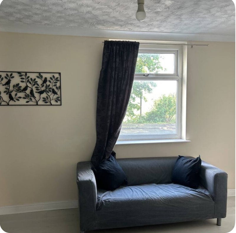 Photo 1: Double bedroom