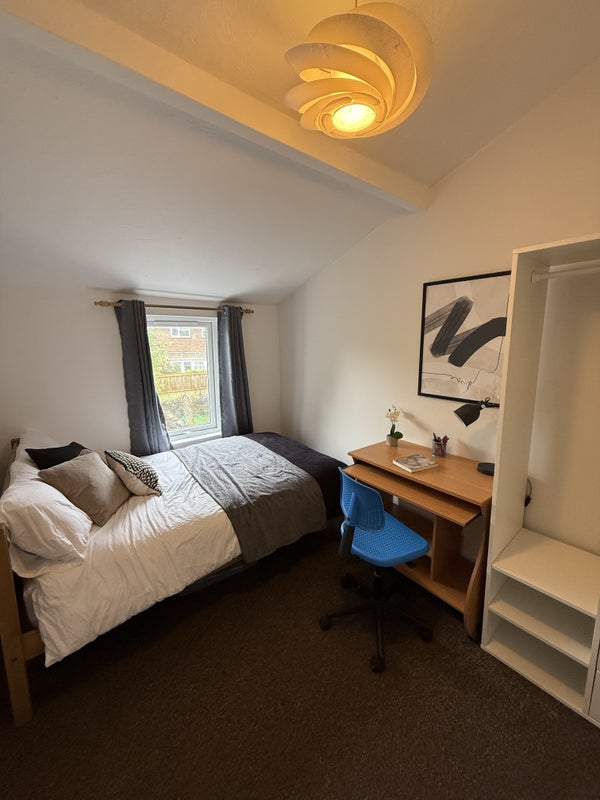Photo 1: Study Bedroom