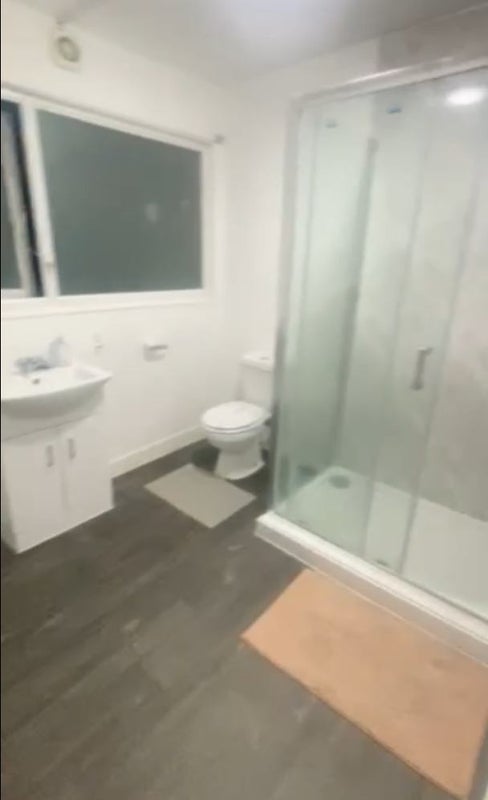 Photo 3: En-suite bathroom
