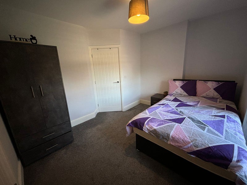 Photo 1: Bedroom