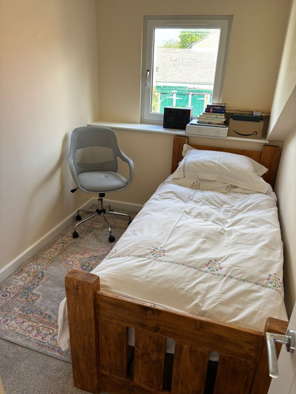 Photo 1: Single bedroom