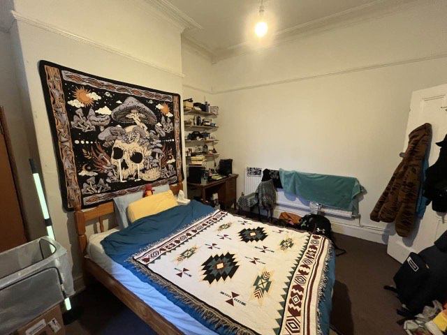Photo 1: Bedroom