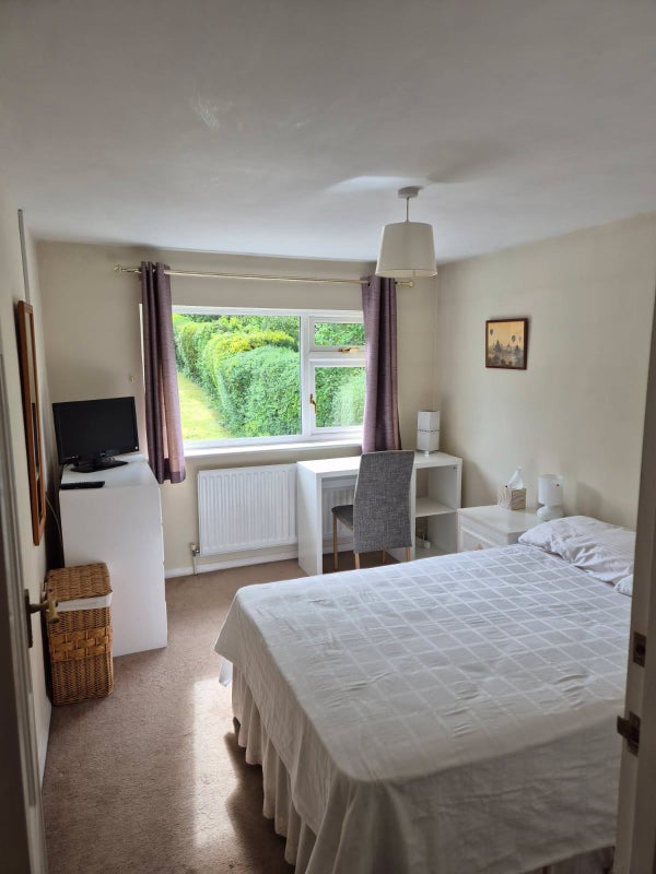 Photo 1: 4' bed in single-occupancy room