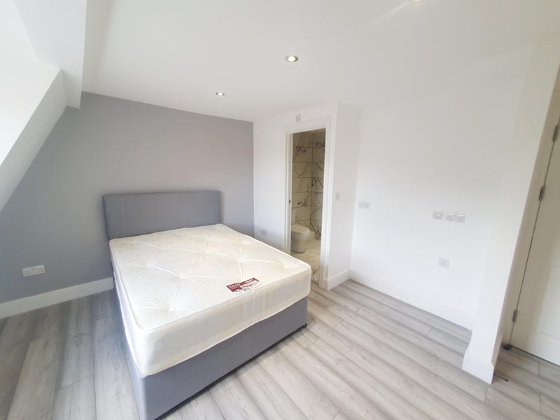 Photo 1: Ensuite room £999 (1)