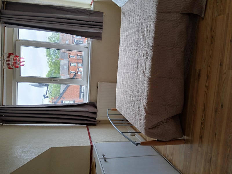 Photo 1: Double bedroom 