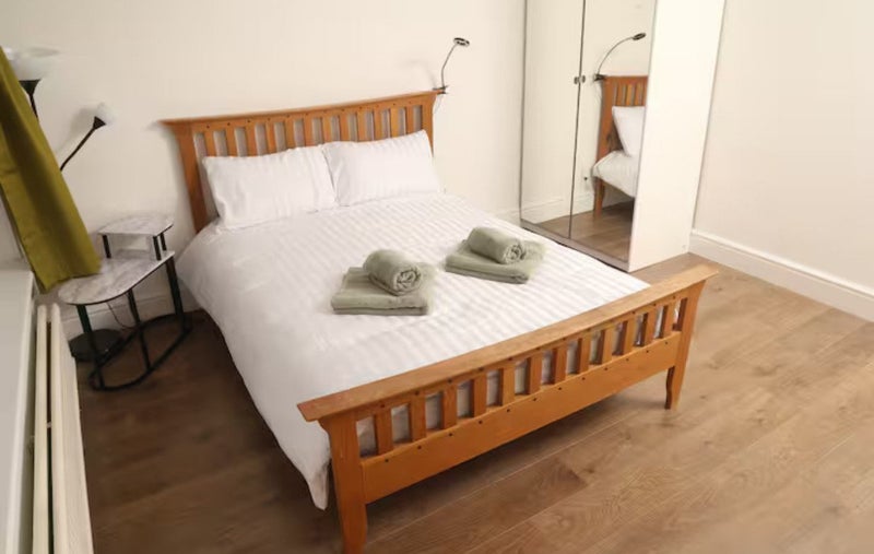 Photo 1: Double bedroom