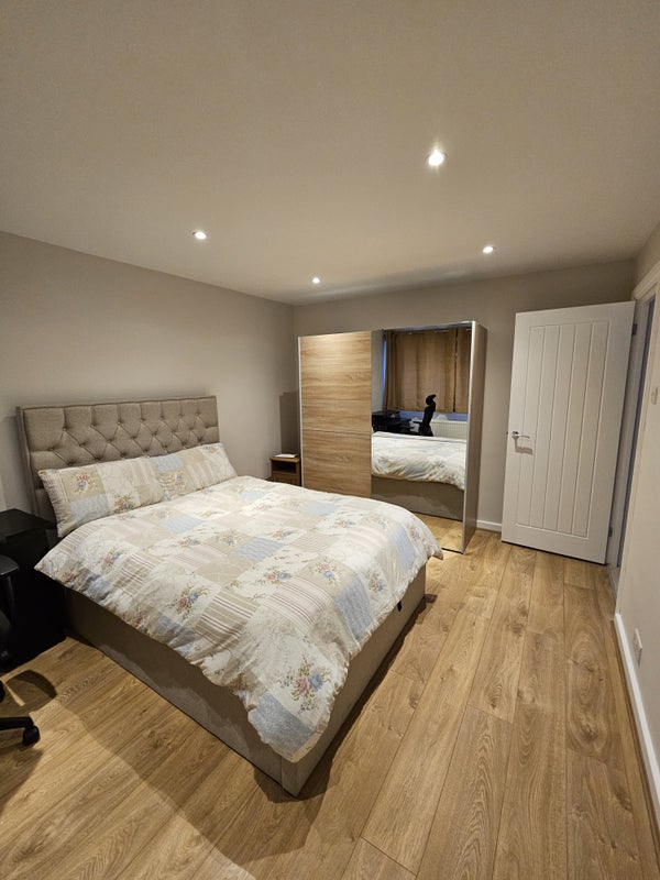 Photo 1: Room 1