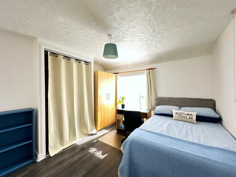 Photo 1: Double bedroom