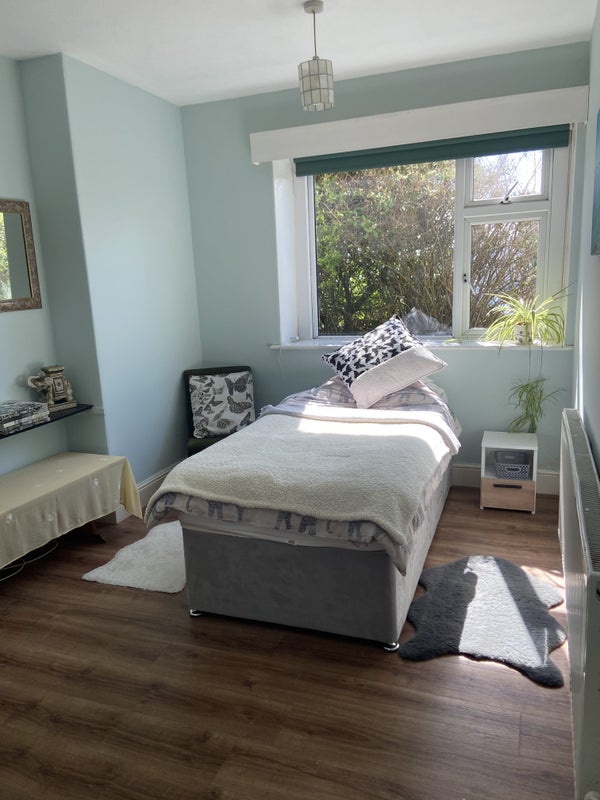 Photo 1: Single room with built in wardrobe 