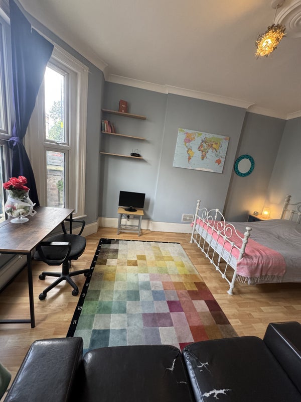 Photo 1: Room 1