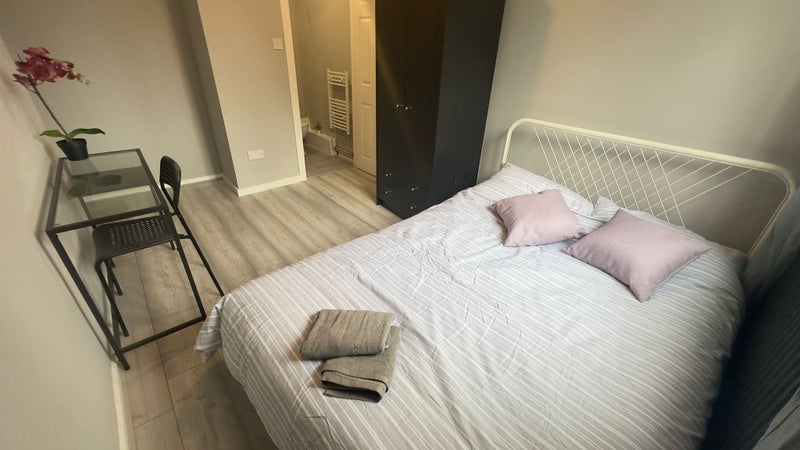 Photo 1: Ensuite 3 (£980) Available from 26/06/2025