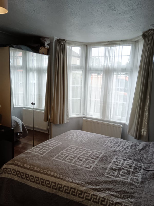 Photo 1: Bright Double Bay Window/double mirrored wardrobes 