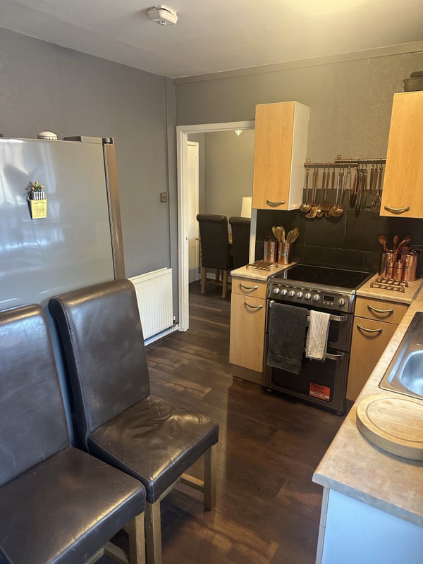 Photo 5: Kitchen