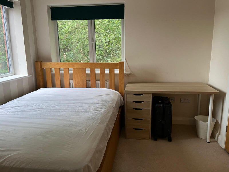 Photo 1: Double bedroom