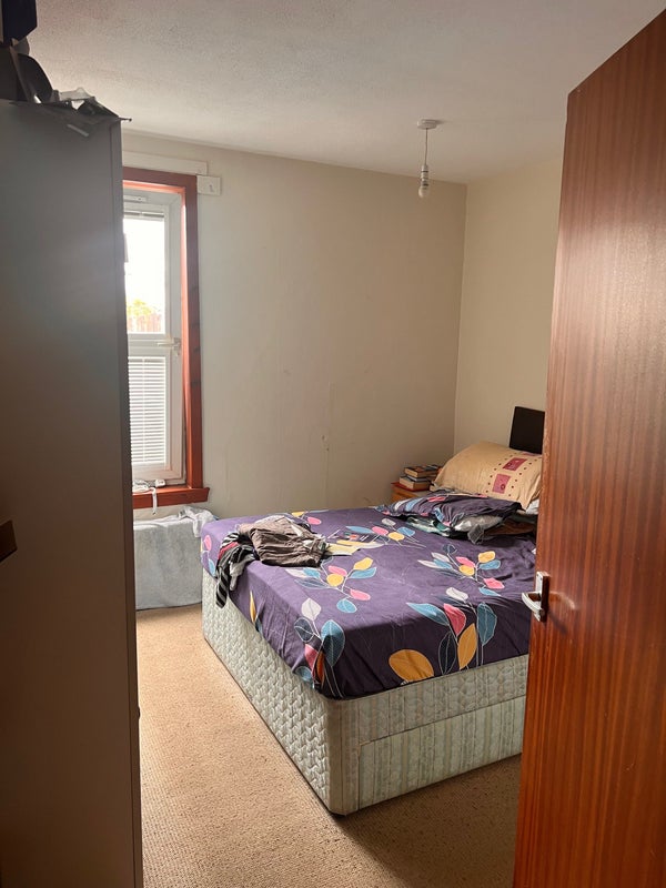 Photo 1: Bedroom to let 