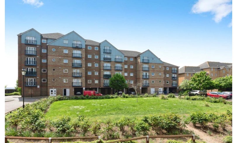 Photo 1: Top Floor Apartment