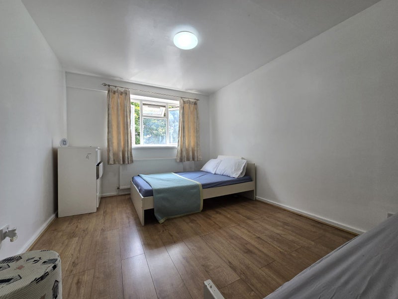 Photo 1: Double Bedroom 