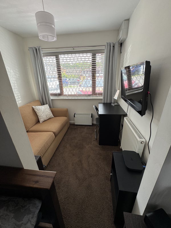 Photo 1: Sitting area