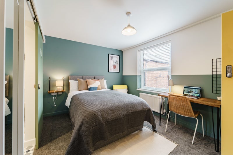 Photo 1: Room 4 en suite