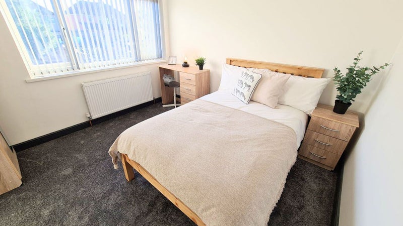 Photo 1: Room 4 en suite